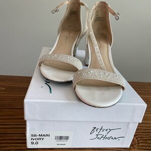 Betsey Johnson Mari heels size 9 Ivory